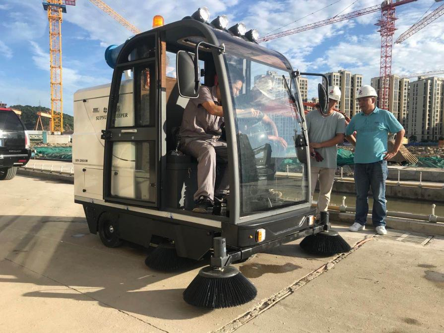 余姚龙海市电动清扫车：现代城市清洁的新解决方案